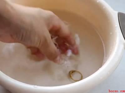 黄金表面发红怎么洗掉