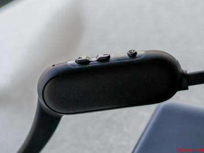 蓝牙耳机按哪里开机（演示机型:Iphone 12）