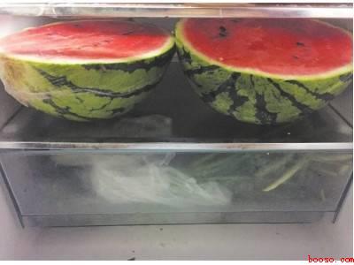 西瓜切一半放冰箱怎么保存