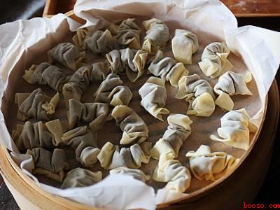 怎么吃乌鸡（怎么吃乌鸡共有4步,乌鸡可以做成乌鸡馄饨拌辣酱、榴莲炖乌鸡、）