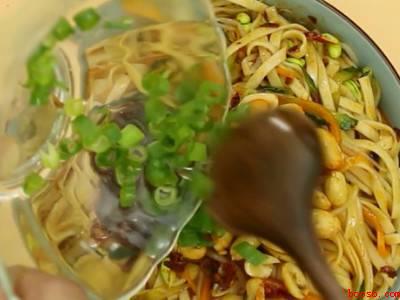 担担面的做法及配料（担面的做法及配料的具体操作步骤）