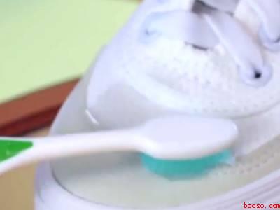 小白鞋油渍洗不掉怎么办