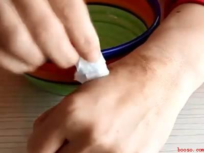 染发时弄到脸上的黑怎么洗掉