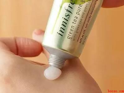 白布鞋上的黑色痕迹怎么去除