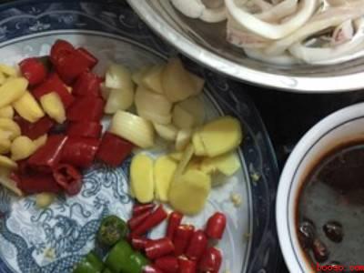 鲜鱿鱼怎么做好吃又简单（做鲜鱿鱼一共3步,可做酱爆铁板）