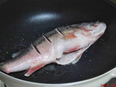 鲈鱼怎么红烧好吃又简单