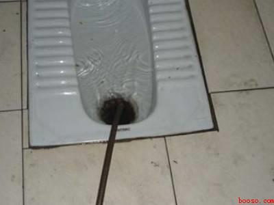 膨润土猫砂堵厕所了小妙招