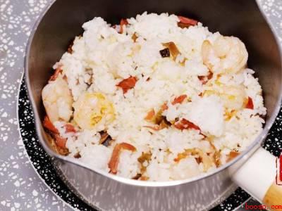 奶锅怎么用(奶锅怎么用共有4步,奶锅可以做鲜虾咸粥、寿喜锅、红糖鸡蛋)