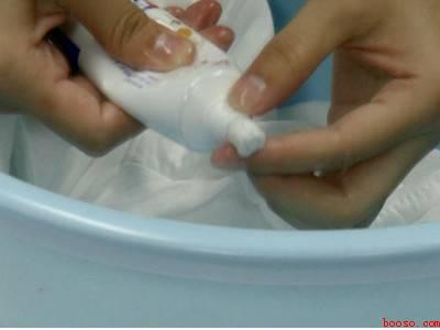 洗衣服时白色衣服被染色了怎么办