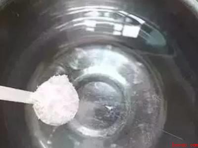 小白鞋晒干了发黄怎么办