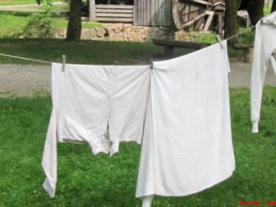 粘了海滩上的黑油污怎么清洗