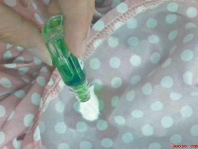 粘蚊子的胶在衣服上怎么去除