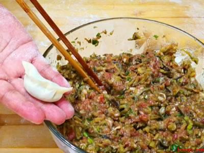 茄子包饺子怎么调馅儿