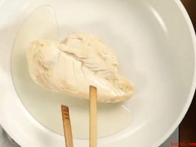 鸡胸肉怎么做嫩而不柴(鸡胸肉怎么做嫩而不柴共有4步)