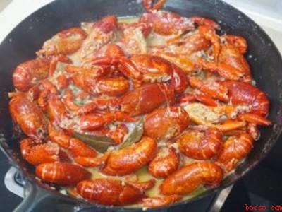 小龙虾怎么做不粘壳