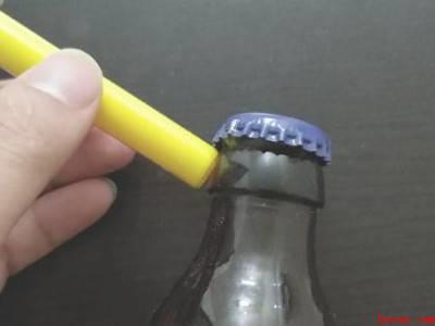 用打火机怎么撬开啤酒瓶