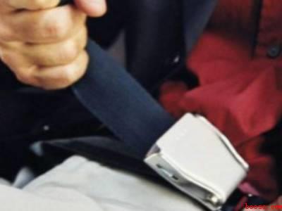 如何解开飞机安全带