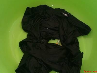 黑衣服被漂白水漂了怎么恢复