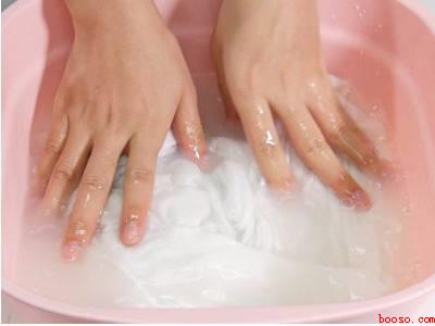 洗衣服时白色衣服被染色了怎么办