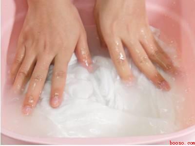 白衬衣上的黄色污渍怎么去除