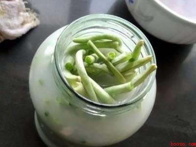 淘米水泡酸豆角的方法（淘米水泡酸豆角的具体操作步骤）