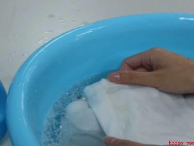 白色裤子上有污渍怎么才能洗干净