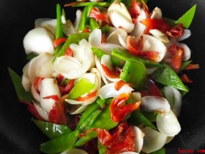 百合花怎么做菜好吃（百合花怎么做菜好吃共有4个步骤）