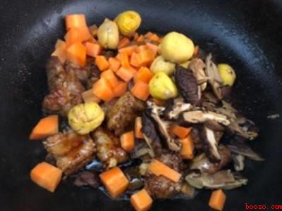 怎么吃板栗(板栗可以做排骨板栗焖饭、蛋黄板栗肉粽、板栗红烧肉)