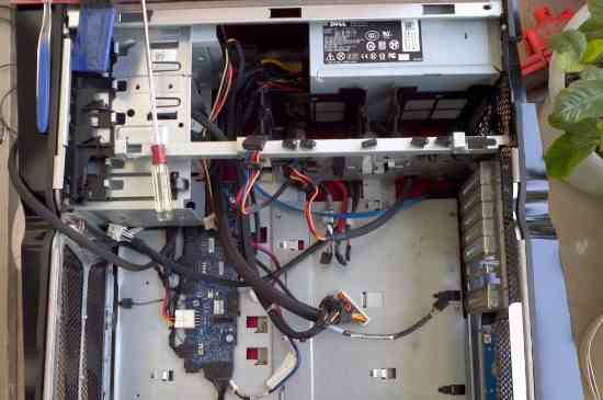 电脑太热开不了机怎么办(电脑太热不能开机,可以用电风扇吹机箱降温,降温后就可以开机了)