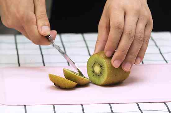 猕猴桃怎么吃(猕猴桃可用勺子直接食用)