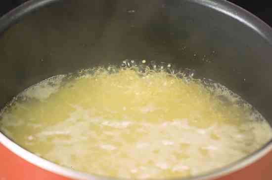 小米粥的做法(小米放入清水内浸泡15分钟后淘洗干净倒掉水分)