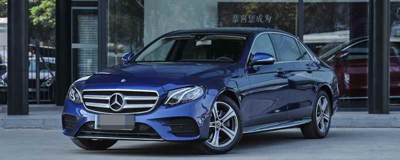 奔驰尾灯怎么区分(奔驰S级前车灯的LED灯带为1条,奔驰E级(询底价|查参配))