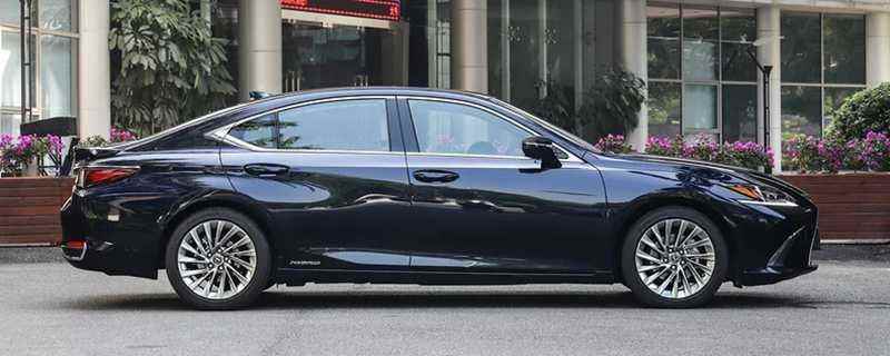 如何在行驶中调节驾驶速度(踩制动踏板时要细心体会)