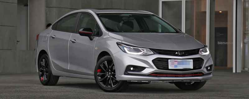 烧胎指的是后驱车原地同时踩刹车和油门导致后轮空转的现象