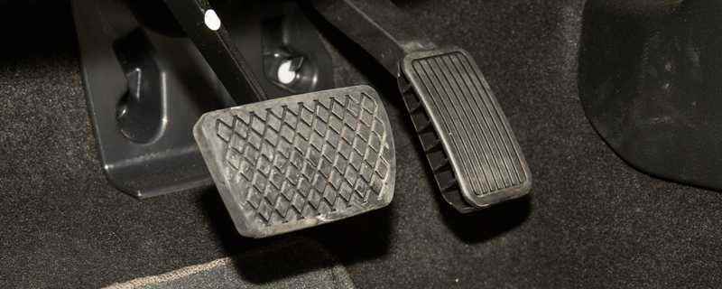 左刹车右油门还是左油门右刹车