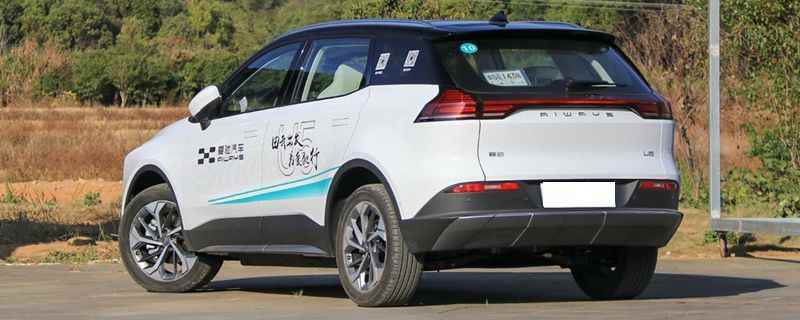 加油站说加乙醇汽油要添加剂对吗(长期使用普通汽油的车,第一次用乙醇汽油时需要用添加剂对油箱进)