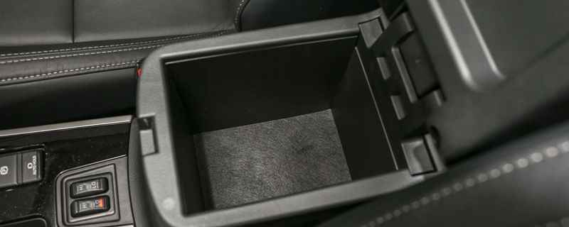 汽车扶手箱怎么安装(一侧座椅移动到最前端,扶手箱底座和原车底座对应好)