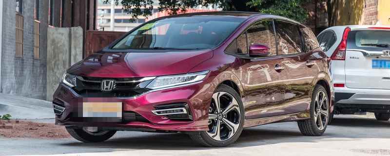 汽车贴纸怎么去除(想要去除汽车贴纸可以利用吹风机均匀烘烤贴纸)