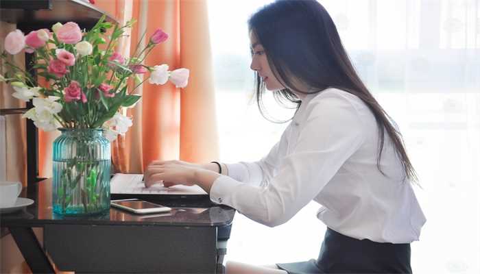 梦见陌生女人主动和我说话(梦见陌生女人和自己说话)