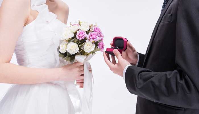 出行的人梦见很多传大红色衣服的新娘