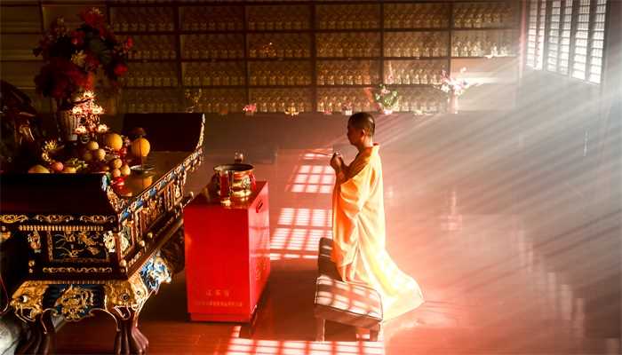 女人梦见拜神磕头三下(单身男女梦见拜神磕头三下)