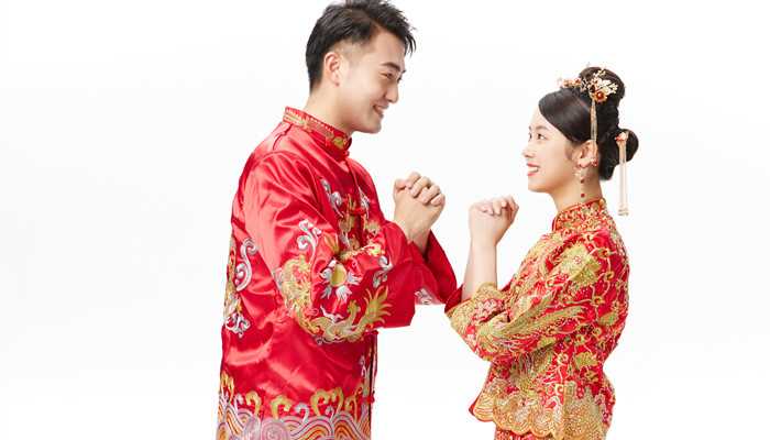 梦见自己穿中式新娘服是什么意思