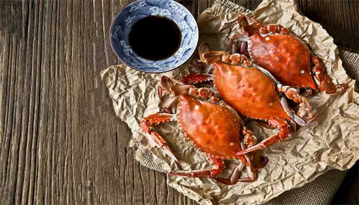 女人梦见螃蟹夹自己(梦境解析:出行的女性梦到被螃蟹夹手后挣扎开)