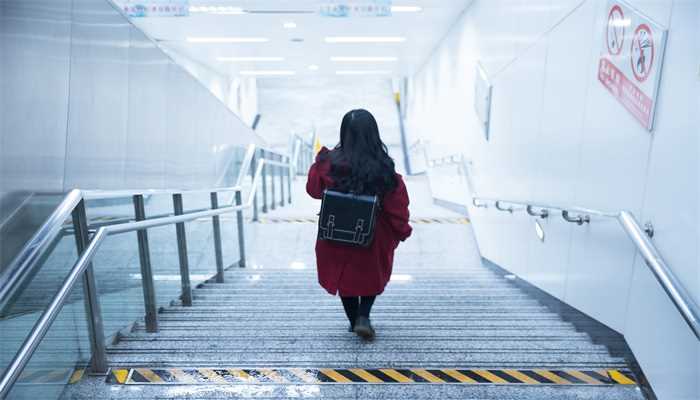 女人梦见往下走阶梯