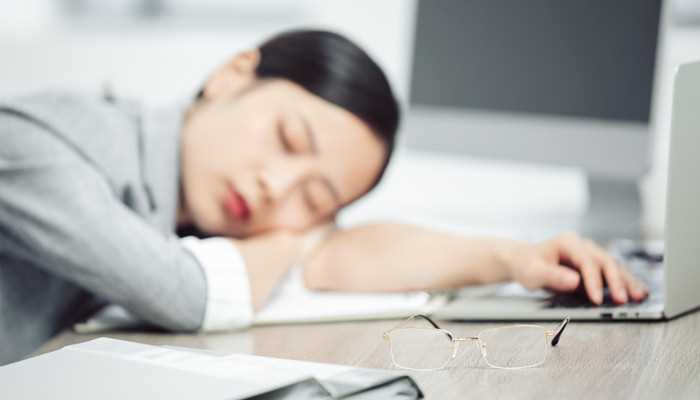 梦到一群人戴白孝带