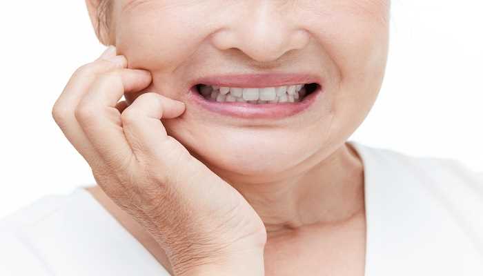 女人梦见自己掉牙齿一颗(梦见自己掉了好多牙齿)