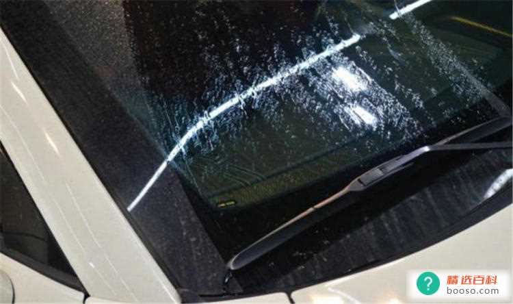 汽车玻璃油膜是怎么形成的