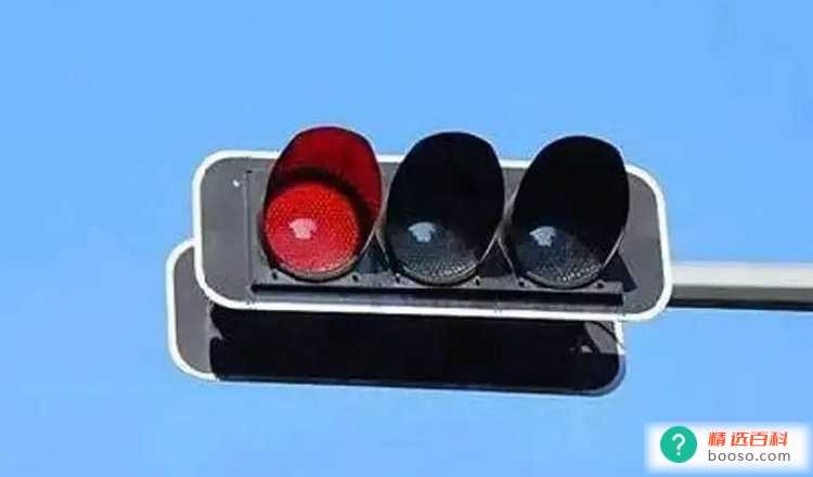红灯一变立即抓拍吗