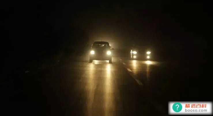 晚上开车开什么灯