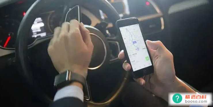 开车玩手机扣多少分罚多少钱